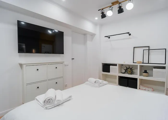 Urban Pearl - Old Town - Unique 4br/3ba Apartment *